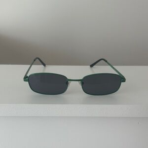 Chic Green Sunglasses with Dark Temples